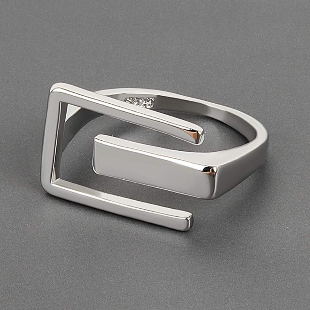 Anillo artesanal de estilo moderno.