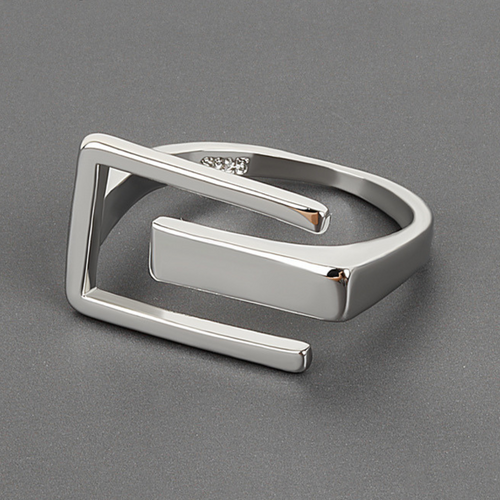 Anillo artesanal de estilo moderno.